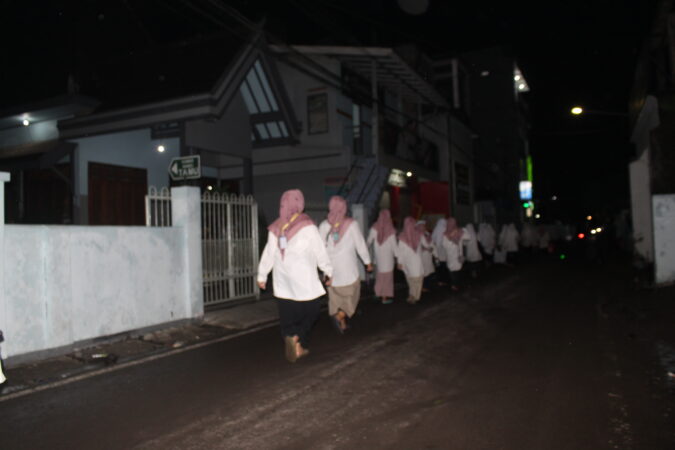 Hujan dan Badai Tidak Menghentikan Langkah Jama’ah Untuk Menghadiri Manaqib dan Haul Akbar Masyayikh Lirboyo