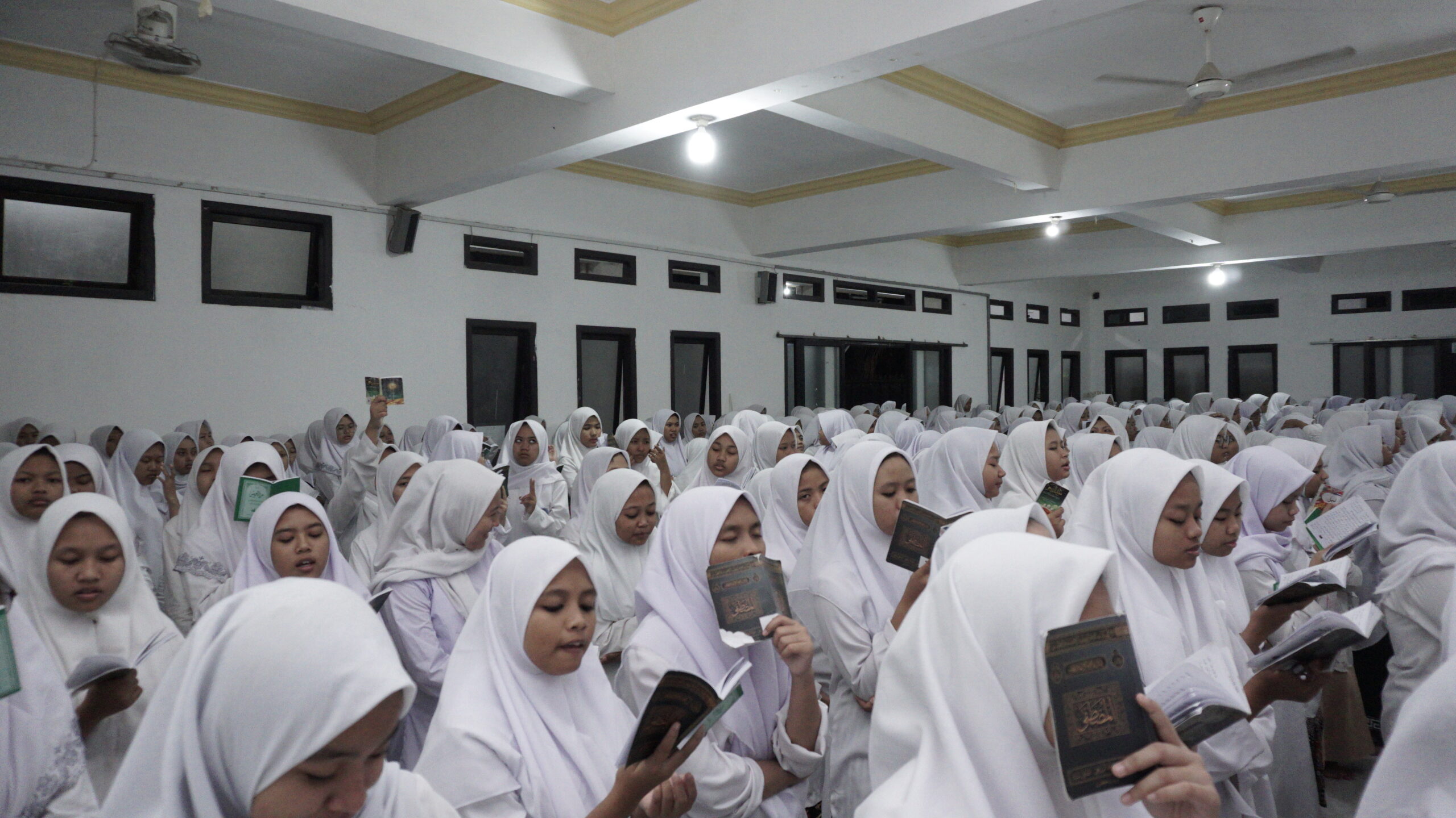 Ning Ochi Pimpin Manaqib Asrama Darur Rosyidah Dalam Rangka Memperingati Haul KH. Imam Yahya Mahrus yang Ke-11
