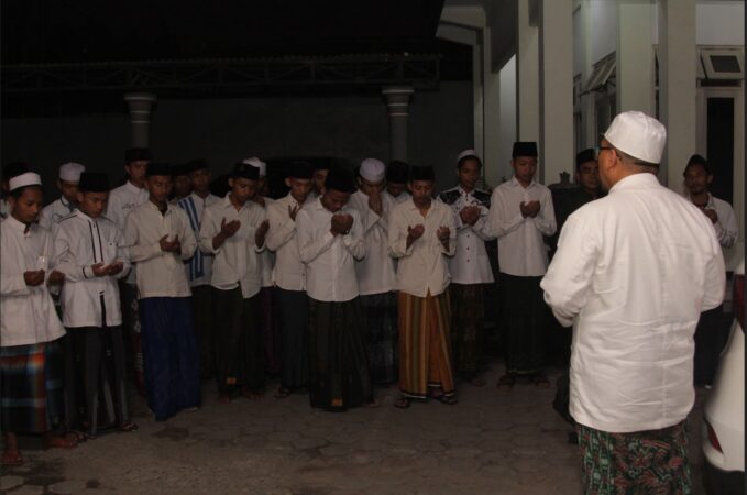 Sambutan Hangat Para Santri Kepada Gus Ro’uf Pasca Umroh