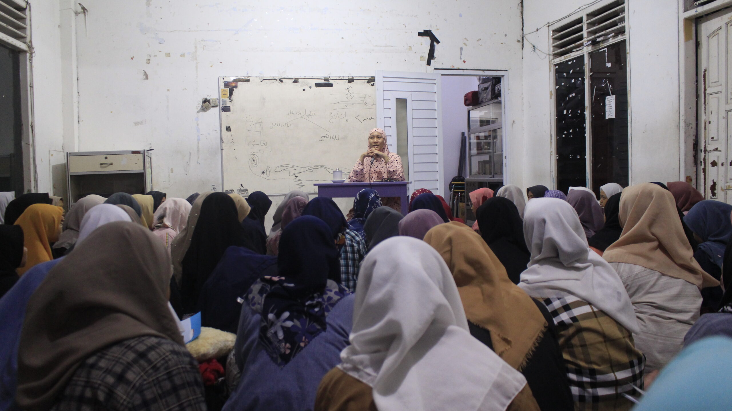 Pra Ujian Madrasah Diniyah Ning Ochi Pimpin Do’a Bersama Di Asrama Darsyi