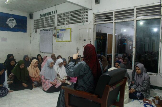 Hidupkan Malam Satu Rojab Ning Ochi Pimpin Do’a Bersama