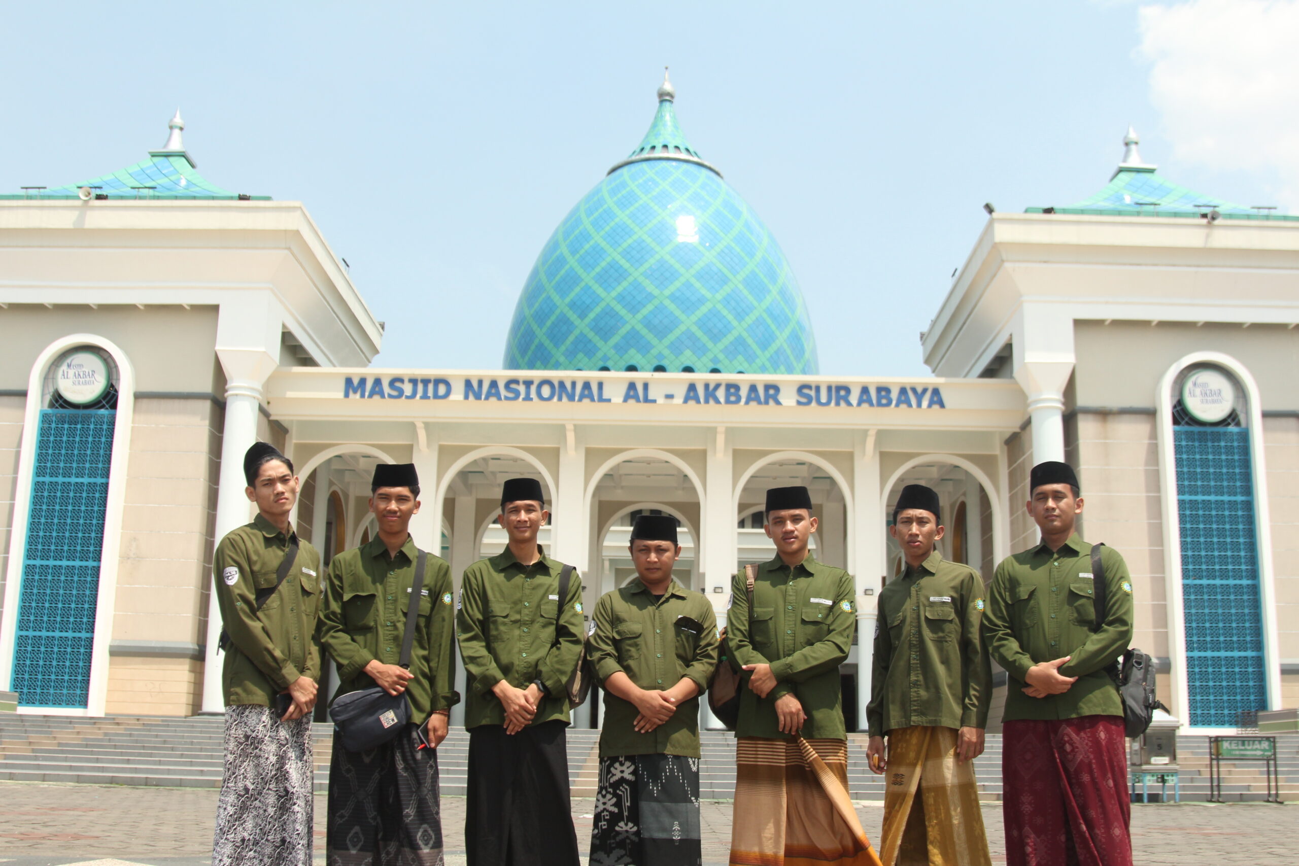 Meng-Ahlu Suffah di Serambi Masjid Al-Akbar Surabaya