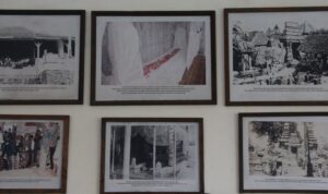 Beberapa bingkai foto yang menjelaskan sejarah Makam Sunan Kudus dan Masjid Al-Aqsha di Museum Sunan Kudus