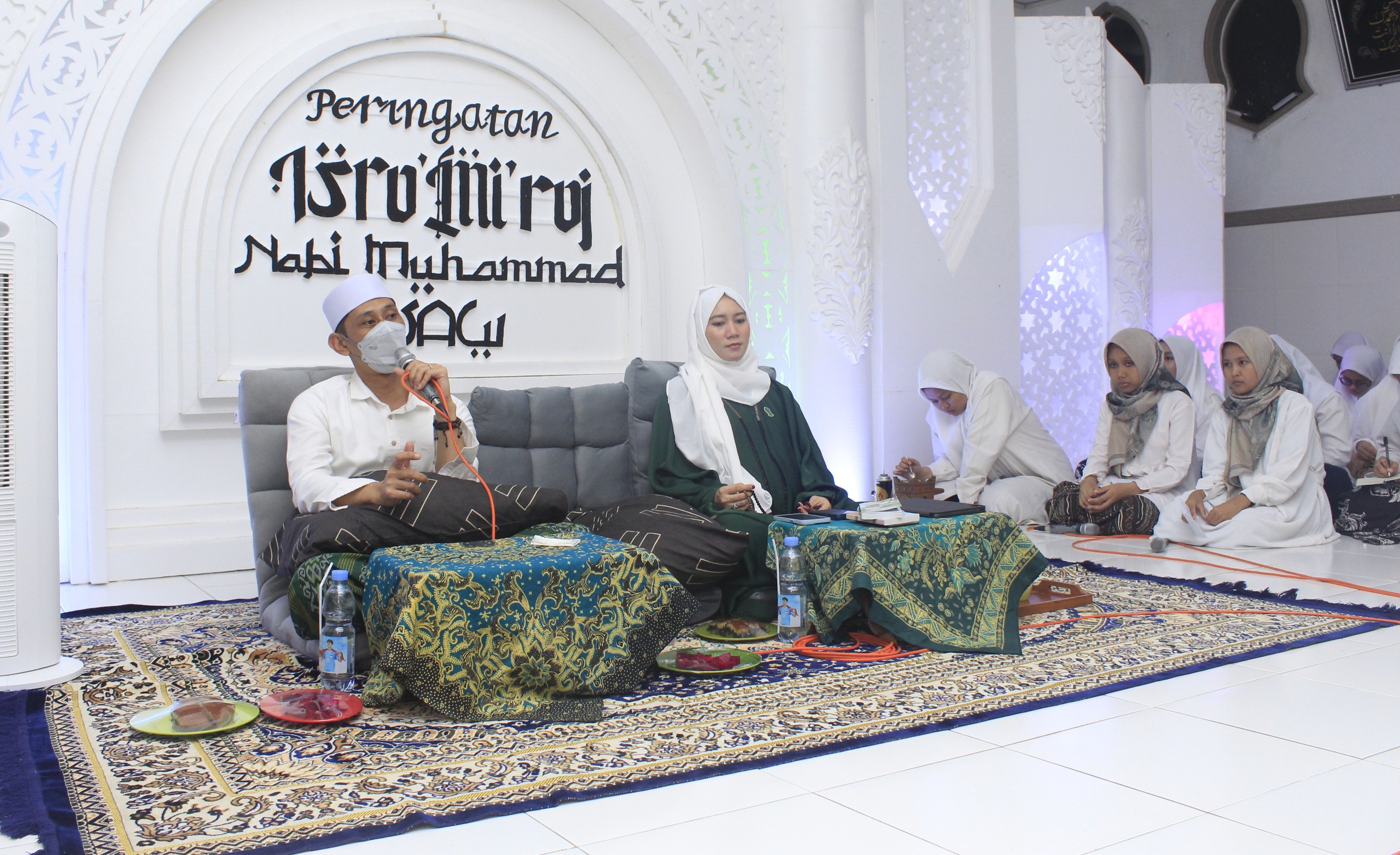 Memperingati Isro’ Mi’roj, Gus Anas dan Ning Ochi Jelaskan Keagunganya