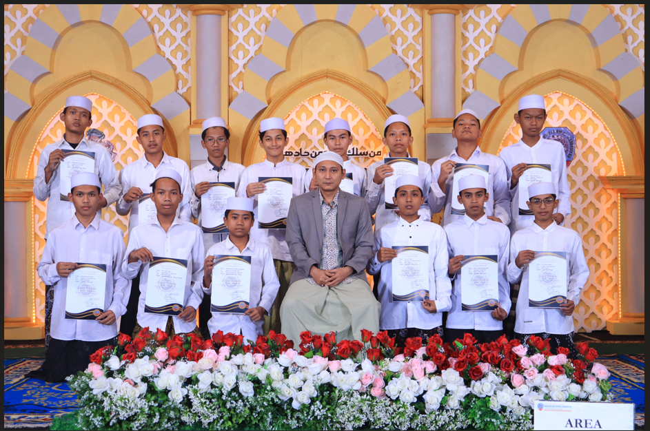 Ceremony Muhafadzoh Akhirussanah Madrasah Diniyah HM Al-Mahrusiyah Putra Lirboyo