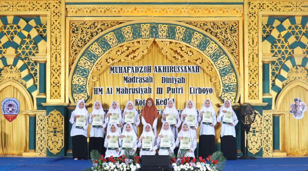 Siswi Lolos Festival 1002 Bait Alfiyah Ibnu Malik Tahun Ajaran 2025-2026 bersama Wakil Kepala Madrasah Diniyah HM Al-Mahrusiyah III Putri Lirboyo