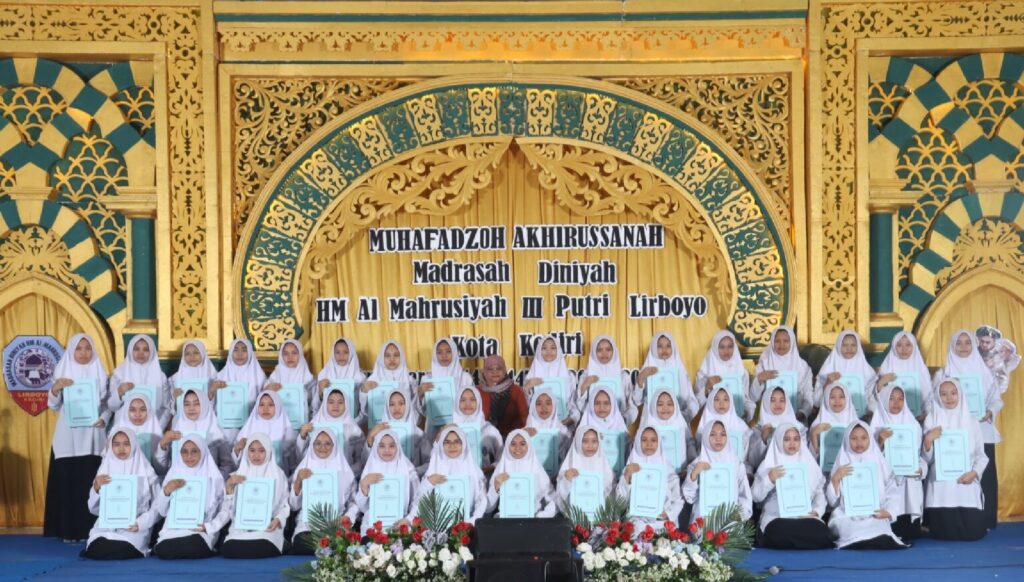 Siswi Teladan Madrasah Diniyah Tahun Ajaran 2025-2026 bersama Wakil Kepala Madrasah Diniyah HM Al-Mahrusiyah I Putri Lirboyo