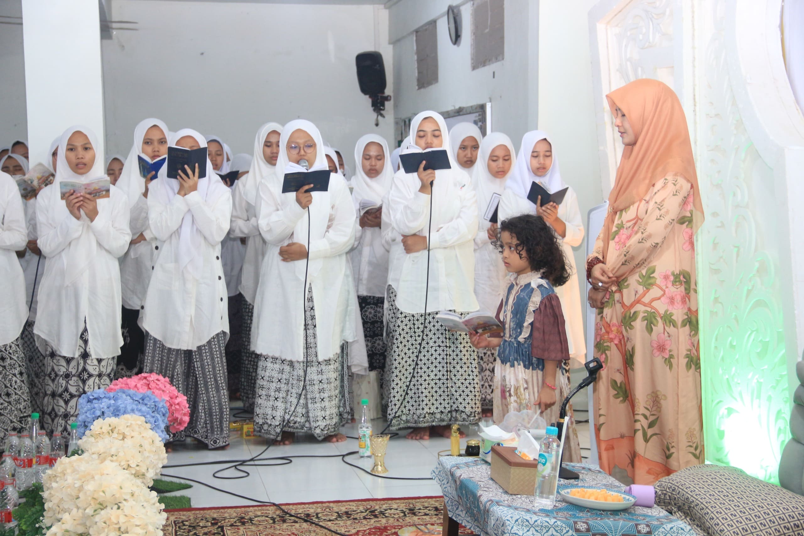 Suasana Haru Haul KH. Imam Yahya Mahrus di Pondok Pesantren Ar- Roudloh HM Al- Mahrusiyah Putri Lirboyo