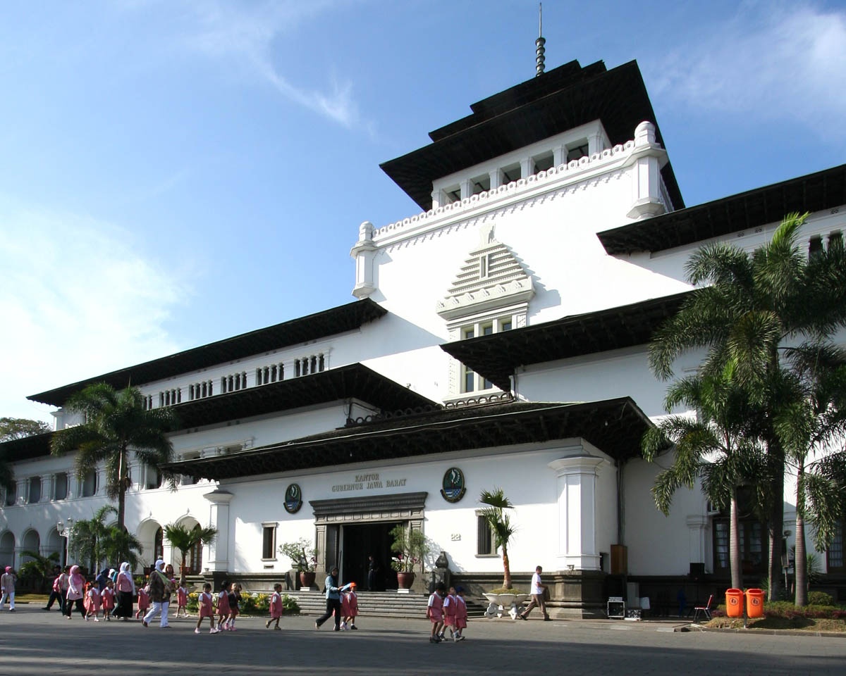 Bandung Tak Sekembang itu dan Surabaya yang Katanya Pahlawan
