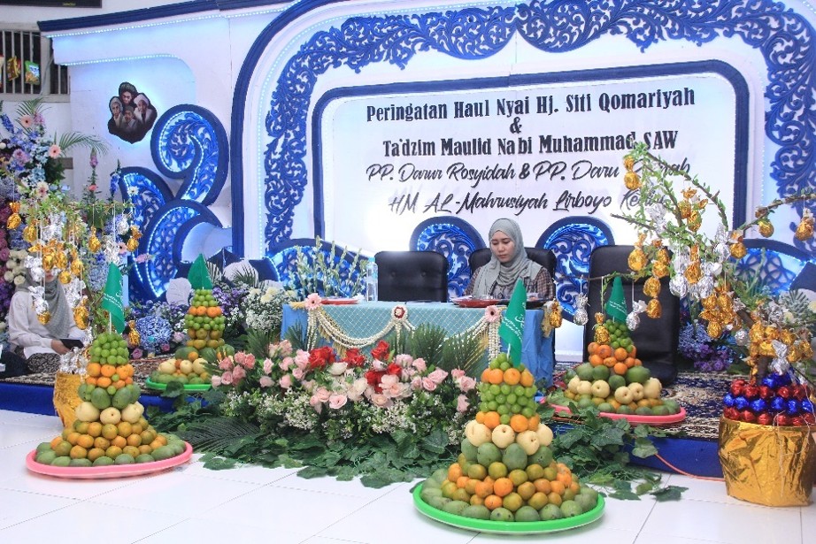 Tradisi Lempar Buah Penuh Berkah, Peringatan Maulidur Rasul serta Haul Nyai Hj. Siti Qomariyah